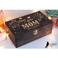 Personalisierte Gravur „Love You Mom"-Box, Individuelles Muttertagsgeschenk, Erinnerungsbox, Schmuckkästchen Für Mama, Geschenk Tee-Organizer von NightingaleWorksArt