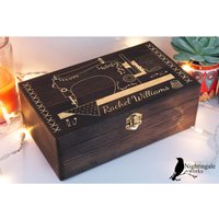 Personalisierte Gravierte Nähmaschine Box, Benutzerdefinierte Näherin Geschenk, Nähgeschenke, Nähaufbewahrung, Holzgedächtnisbox, Holzkiste von NightingaleWorksArt