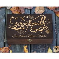 Personalisierte Gravierte Sewciopath-Box, Individuelles Näherin-Geschenk, Nähgeschenke, Nähaufbewahrung, Holz-Erinnerungsbox, Holzkiste, Andenkenbox von NightingaleWorksArt