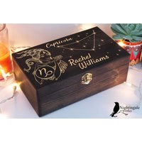 Personalisierte Gravierte Steinbock Sternzeichen Box, Astrologie Geschenk, Geschenke, Horoskop Schmuck Benutzerdefinierte Holzbox, Andenken Box von NightingaleWorksArt