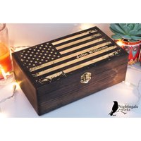 Personalisierte Gravierte Usa Flagge Box, Unabhängigkeitstag Geschenk, 4. Juli Holz Erinnerungsbox, Holzkiste, Andenken Weihnachtsgeschenk von NightingaleWorksArt