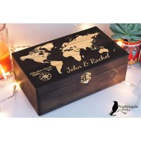 Personalisierte Gravierte Weltkarte Box, Holz Memory Hochzeitsgeschenk, Abenteuer Karte Holzkiste, Erinnerungsbox, Erwartet von NightingaleWorksArt