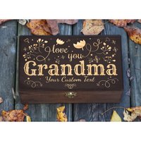 Personalisiertes Graviertes Geschenk Für Oma, Love You Grandma Box, Muttertagsgeschenk, Box Oma Opa, Individuelle Geburtstagsbox, Holzbox von NightingaleWorksArt