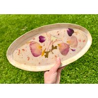 Dekoratives Keramiktablett Mit Harzummantelungen Dekoratives Keramiktablett Mit Harzummantelungen von Nikacreations