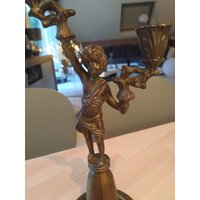 Alter Kerzenständer/Kerzenhalter Mit 2 Lichtern/2 Zweigen. Cherub/Angelot-Form. Aus Bronzefarben Patiniertem Messing. Floraler Kuppelsockel von Nikitashopdesign