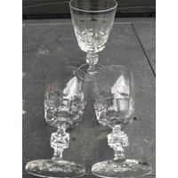 Art Déco. 1930Er/1940Er Jahre. Set Aus 3 Kristallgläsern Mit Stiel. Runde Und Facettierte Oberflächen An Glas Höhe 13, 5 cm von Nikitashopdesign