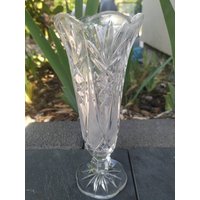 Art Deco. Kleine Vase/Soliflore Aus Geformtem Kristall Den 30Er/40Er Jahren. Sockel. Polylappige Kanten. Florale Und Halbdeckende Muster. Hoch. 20 cm von Nikitashopdesign
