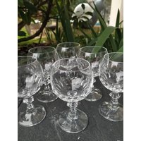Art Deco. Set Mit 5 Gläsern Kristallstiel. Skalieren Sie Muster. Runde Form Raffinierter Abschlüssen Am Fuß. Höhe 12, 5 cm von Nikitashopdesign