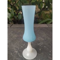 Designer-Soliflore-Vase Aus Hellblauem Opalin. Design Mit Weißem, Kugelförmigem Fuß. Höhe. 20, 5 cm. Tb-status von Nikitashopdesign