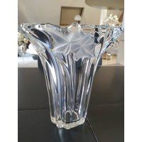 Designvase Aus Facettiertem Vintage-Kristall Mit Weißen, Undurchsichtigen Blumenmustern. Oben Ausgestellt Und Mehrlappigem Ausschnitt. Schöner Glanz von Nikitashopdesign