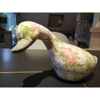 Entenstatue Im Art-Déco-stil. Aus Rissiger Keramik, Fein Graviert Mit Floralen Motiven in Rosa Und Grünen Pastelltönen. Signiert J. Line von Nikitashopdesign