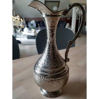 Handgefertigter Krug Aus Silbernem Metall. Empire-stil. Fein Graviert Mit Blühendem Blattwerk, Schriftrollen Und Einem Medaillon. Sehr Schöner Glanz von Nikitashopdesign