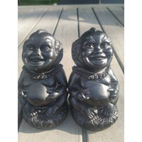 Hawaii. Set Mit 2 Glücklichen Buddha-statuetten. Laki „Glück Gehabt". Aus Schwarzem Harz. Hergestellt in Hawaii Lava Von Den Inseln. Höhe. 10 von Nikitashopdesign