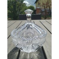Jahrgang. Designer-Zuckerdose Aus Facettiertem Kristall Und Schleife Auf Der Vorderseite. Wie Neu von Nikitashopdesign