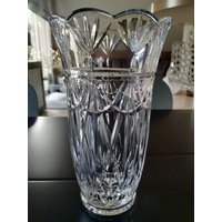 Prächtige Kristallvase. Empire-/Regency-Stil. Mit Kreuz-/Blattmuster. Sternbasis. Polylobige Kanten. Sehr Schöner Glanz. Höhe 22 cm von Nikitashopdesign