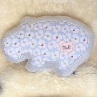Kuschel(TierKissen Hippo Nilpferd Kuscheln Bio-Plüsch Geblümt Name Personalisierbar Baby Geburt Geschenk Lesekissen von NilsPlanet