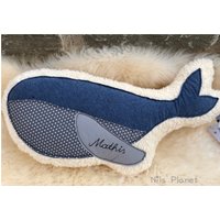 Kuschel(TierKissen "Wal Matteo", Blau Wal Wunschname Sternchen Mit Name Personalisierter Meer Bio-Plüsch Junge Mädchen Baby Geschenk Deko von NilsPlanet