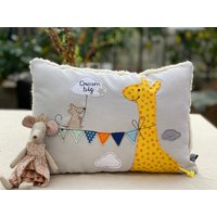 Kuschelkissen "Celebrate Each Day" Personalisiert Giraffe Poppi Und Maus Mali Farbwahl Applikation Wimpelkette Optional Mit Name Gestickt von NilsPlanet