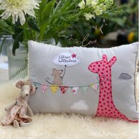 Kuschelkissen "Celebrate Each Day" Personalisiert Giraffe Poppi Und Maus Mali Farbwahl Applikation Wimpelkette Wolke von NilsPlanet