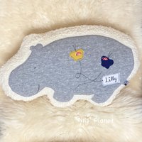 Kuscheltierkissen Hippo Nilpferd Kuscheln Bio-Plüsch Name Personalisierbar Baby Geburt Geschenk Lesekissen Schmetterling Regenbogen Hope von NilsPlanet