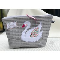 Windeltasche Schwan Grau Weiß Auswahl Stiftetasche Waschtasche Kulturbeutel Wunschname Individualisierbar Geschenk Baby von NilsPlanet