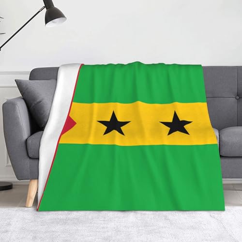 Ninainaid Bedruckte Decke mit Flagge von Sao Tome und Principe. Weich und leicht, plüschig und flauschig, luxuriös und bequem, Herbstdecke, Heimdekorationsgeschenk. von Ninainaid