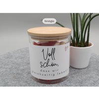 Geschenk Im Glas - Vorratsglas Mit Spruch "Voll Schön, Das Wir Gleichzeitig Leben" Befüllbar Süßigkeiten 550 Ml von NinasDesignerie