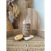 Trinkglas in My Wifey Era | Geschenkidee Braut Zur Hochzeit Oder Jga Glas Mit Bambusdeckel Und Strohhalm |Iced Coffee Becher Trinkglas in My Wifey Era | Geschenkidee Braut Zur Hochzeit Oder Jga Glas Mit Bambusdeckel Und Strohhalm |Iced Coffee Becher von hejlittlefam