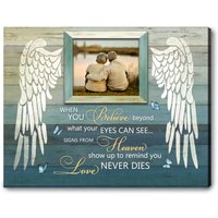 Love Never Dies Schöne Engel Flügel Personalisierte Leinwand Druck Mitgefühl Geschenke Erinnerung Geschenk Rustikal Home Dekor Familie Verlust von NininnniStore