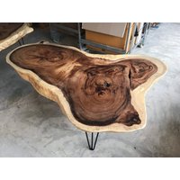 Live Edge Runder Esstisch Reclaimed Große Goldene Akazienholz Einzelplatte | Natürliche Runde Form von NinnetNaturalDesign