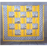 Leichter Baby Quilt Für Junge Oder Mädchen. Gestrickte Decke Im Patchwork Style. Sommer Gesteppte Babybettwäsche. Gelb Und Grau von NinniQuilting