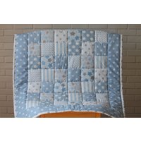 Patchwork Baby Quilt. Kuschelige Babybettwäsche in Blautönen von NinniQuilting