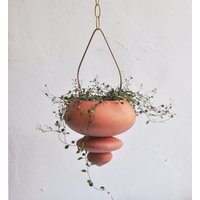 Handgefertigte Terrakotta Blumenampel Innen - Und Außenbereich Mit Messingkette von NoaRazerStudio