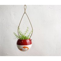 Keramik Übertopf Für Wohnhauspflanzen, Maroon Pflanzentopf Mit Koi Fisch Drucke von NoaRazerStudio