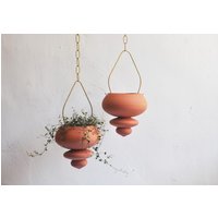 Paar Hängende Keramikpflanzer, Terrakotta Einzigartiges Kunstwerk, Handgemachtes Design Für Innen Und Im Freien von NoaRazerStudio