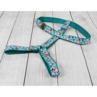 Hundegeschirr Mit Blumen, Romantisch, Türkis, Rosa, Hund, Gurtband, Hunde, Welpe, Floral, Geblümt, Brustgeschirr Hundegeschirr Mit Blumen, Romantisch, Türkis, Rosa, Hund, Gurtband, Hunde, Welpe, Floral, Geblümt, Brustgeschirr von NoahMeetsScottiePets