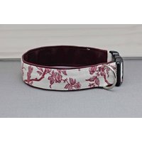 Hundehalsband, Toile De Jouy, Beige Und Rot, Romantisch, Mit Kunstleder in Dunkelrot, Vintage, Hochzeit, Hund, Halsband von NoahMeetsScottiePets