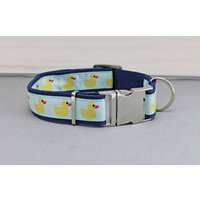 Hundehalsband Mit Badeente, Hellblau Und Gelb, Gurtband in Dunkelblau, Ente, Wasser, Halsband, Hund, Haustier von NoahMeetsScottiePets