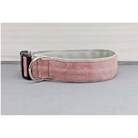 Hundehalsband Mit Barock Muster, Rosa Und Beige, Kunstleder in Hellgrau, Vintage, Edel, Blumen, Hund, Halsband von NoahMeetsScottiePets