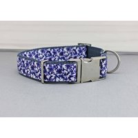 Hundehalsband Mit Blumen, Barock, Blumenranken, Dunkelblau, Blau, Gurtband in Geblümt, Halsband, Hund, Haustier, Silber von NoahMeetsScottiePets