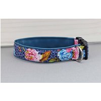 Hundehalsband Mit Blumen, Blau Und Rosa, Kunstleder in Petrol, Romantisch, Geblümt, Mosaik, Hochzeit, Floral, Hund, Halsband von NoahMeetsScottiePets