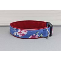 Hundehalsband Mit Blumen, Blau Und Rot, Kunstleder in Dunkelrot, Romantisch, Geblümt, Hochzeit, Edel, Hund, Halsband von NoahMeetsScottiePets