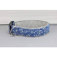 Hundehalsband Mit Blumen, Blau Und Weiß, Geblümt, Kunstleder in Hellgrau, Vintage, Floral, Hund, Halsband von NoahMeetsScottiePets