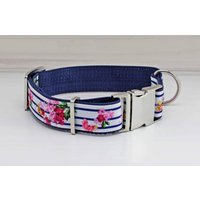 Hundehalsband Mit Blumen, Gestreift, Blau, Weiß Und Rosa, Gurtband in Dunkelblau, Maritim, Geblümt, Halsband von NoahMeetsScottiePets