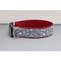 Hundehalsband Mit Blumen, Grau Und Weiß, Geblümt, Kunstleder in Dunkelrot, Romantisch, Hund, Halsband von NoahMeetsScottiePets