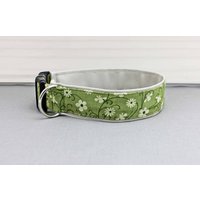 Hundehalsband Mit Blumen, Grün Und Beige, Geblümt, Kunstleder in Hellgrau, Boho, Floral, Oliv, Niedlich, Modern, Hund, Halsband von NoahMeetsScottiePets