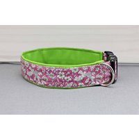 Hundehalsband Mit Blumen, Pink Und Weiß, Geblümt, Kunstleder in Hellgrün, Giftgrün, Grün, Rosa, Floral, Hund, Halsband von NoahMeetsScottiePets