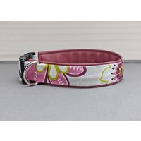 Hundehalsband Mit Blumen, Rosa Und Beige, Kunstleder in Altrosa, Abstrakt, Edel, Hund, Halsband von NoahMeetsScottiePets