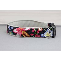 Hundehalsband Mit Blumen, Schwarz Und Pink, Kunstleder in Hellgrau, Romantisch, Geblümt, Abstrakt, Kunst, Floral, Hund, Halsband von NoahMeetsScottiePets