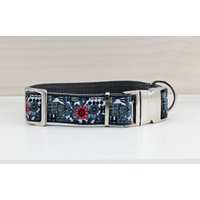 Hundehalsband Mit Blumen Muster in Schwarz Und Weiß Rot, Geblümt, Gurtband Dunkelgrau von NoahMeetsScottiePets